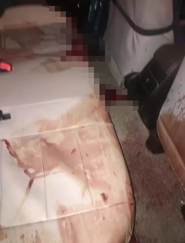 凌晨2点，的哥开着血车来洗车，立刻被包围！真相暖哭