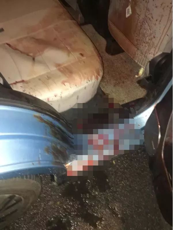 凌晨2点，的哥开着血车来洗车，立刻被包围！真相暖哭