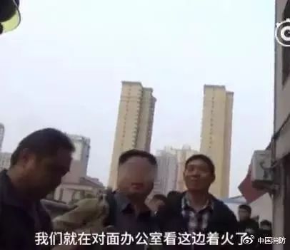 女子偷电瓶车被抓指认现场,女孩抓小偷围观