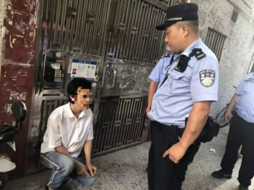 女子偷电瓶车被抓指认现场,女孩抓小偷围观