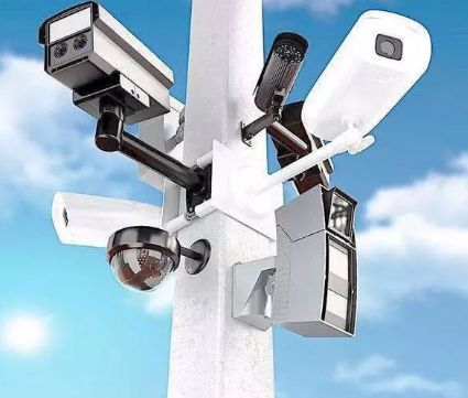 女子偷电瓶车被抓指认现场,女孩抓小偷围观