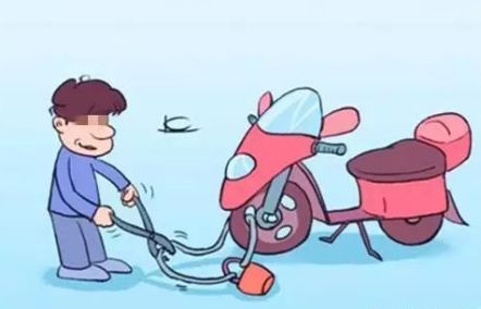 女子偷电瓶车被抓指认现场,女孩抓小偷围观