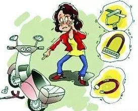 女子偷电瓶车被抓指认现场,女孩抓小偷围观