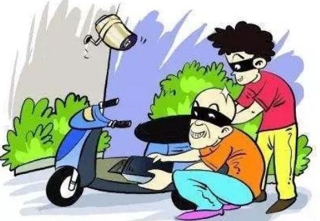 女子偷电瓶车被抓指认现场,女孩抓小偷围观