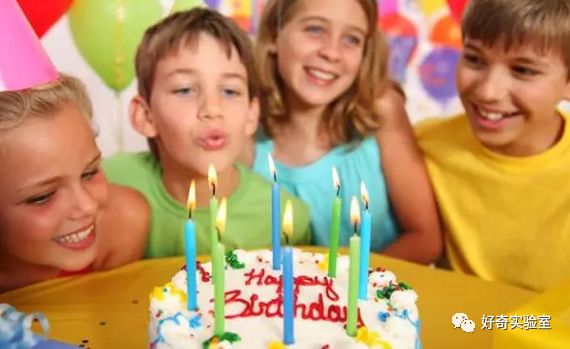 吹生日蛋糕蜡烛把假牙吹出来了,吹生日蛋糕蜡烛