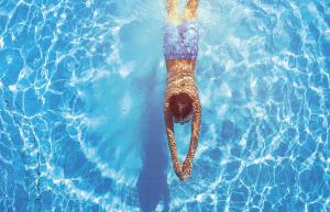 小孩游泳池游泳后身体反复发烧,小孩发烧可以去泳池游泳吗