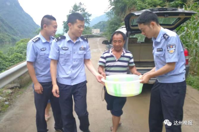 男子路边捡到2米的怪鱼,农村捞到怪鱼视频