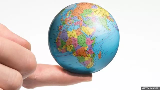 什么场合下会说“itsasmallworld”?丨BBC听英语