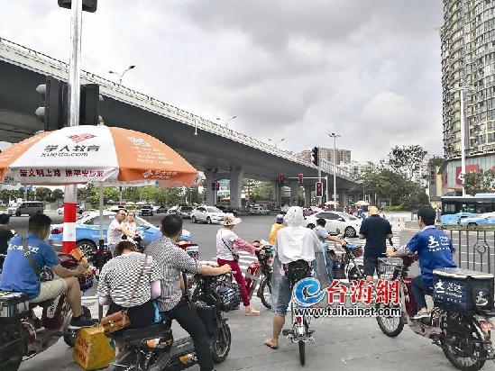 暴晒135秒什么感觉？等红灯的厦门市民有话说