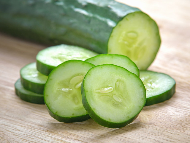 吃黄瓜嘴唇发涩,黄瓜吃了嘴唇麻怎么回事