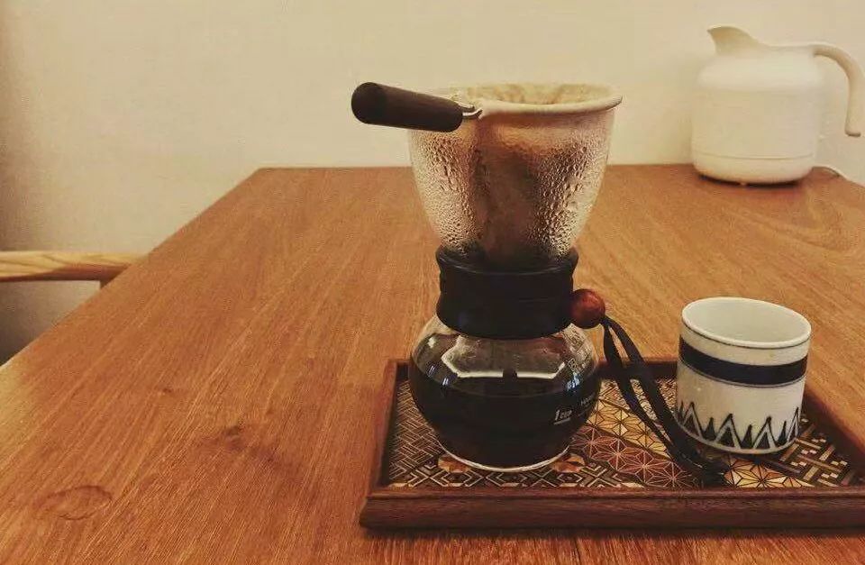 断舍离女人插画,断舍离收纳达人整理房间视频日本