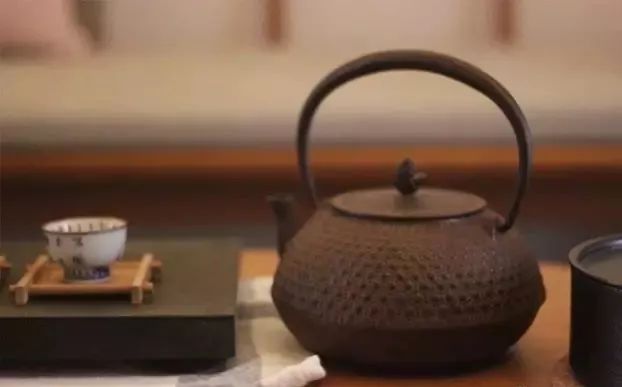 断舍离女人插画,断舍离收纳达人整理房间视频日本