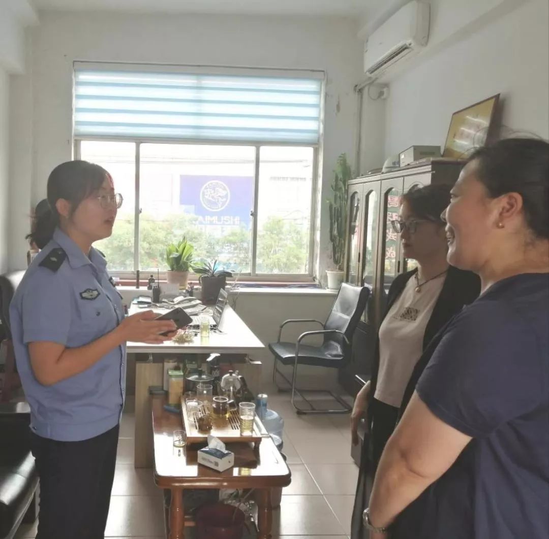 小伙捡到一个oppo手机,女子捡到一部没锁屏密码的手机