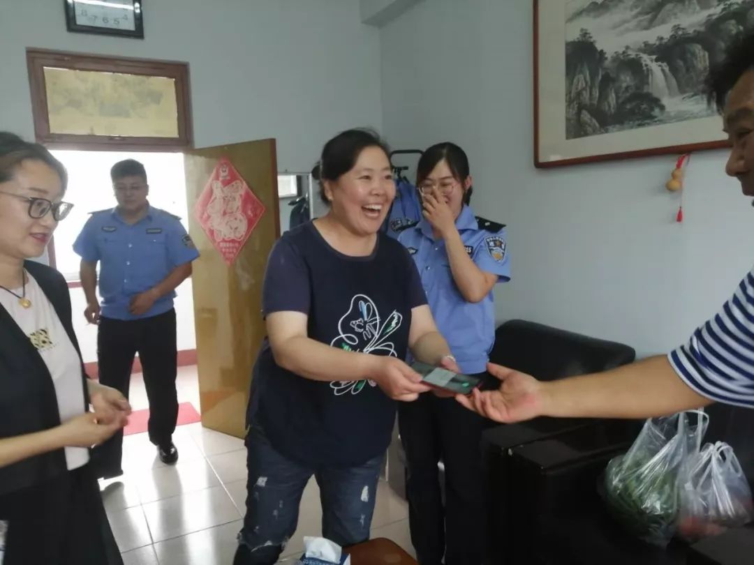 小伙捡到一个oppo手机,女子捡到一部没锁屏密码的手机