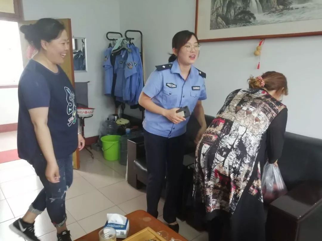 小伙捡到一个oppo手机,女子捡到一部没锁屏密码的手机