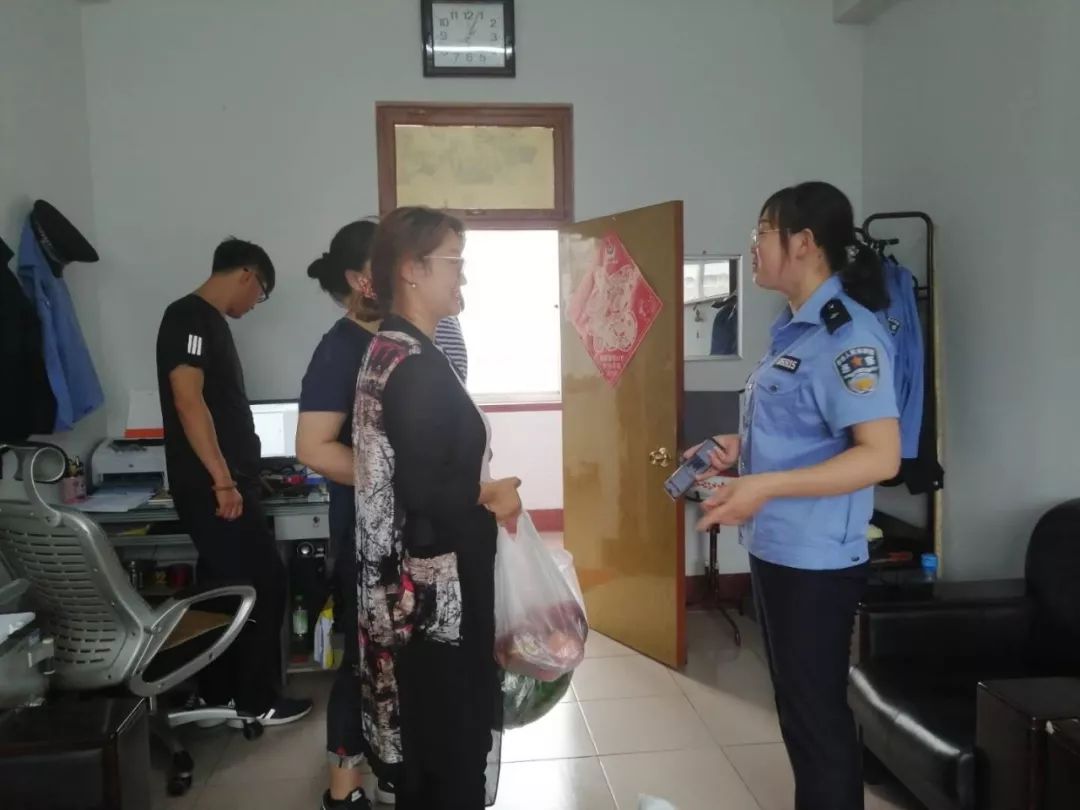 小伙捡到一个oppo手机,女子捡到一部没锁屏密码的手机