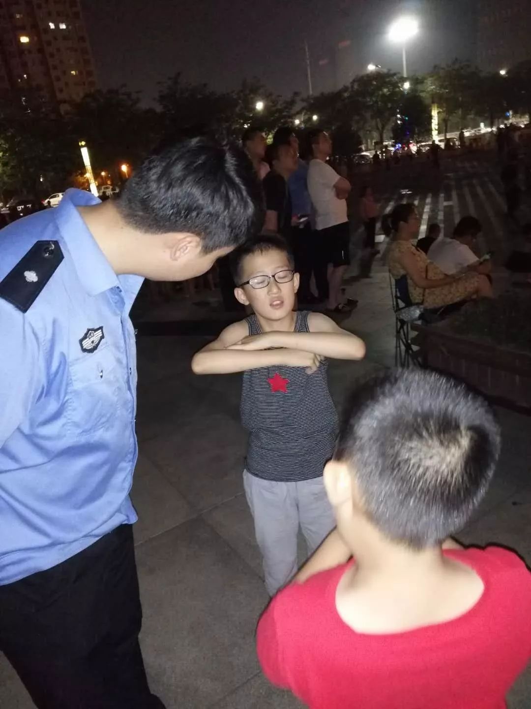 小伙捡到一个oppo手机,女子捡到一部没锁屏密码的手机