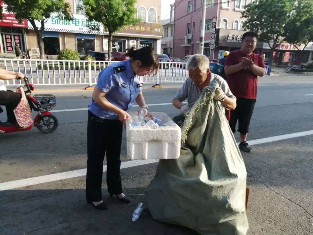 小伙捡到一个oppo手机,女子捡到一部没锁屏密码的手机