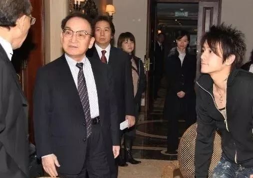 一个东亚偶像工业大佬的离开|沸腾