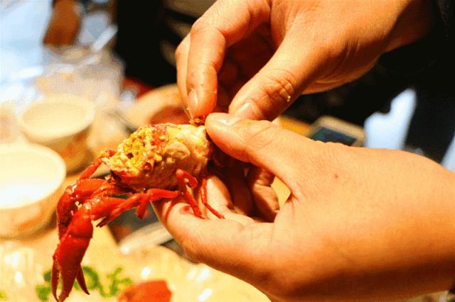 小龙虾头部黄黄的东西要处理吗,小龙虾头上黄黄的东西可以吃吗