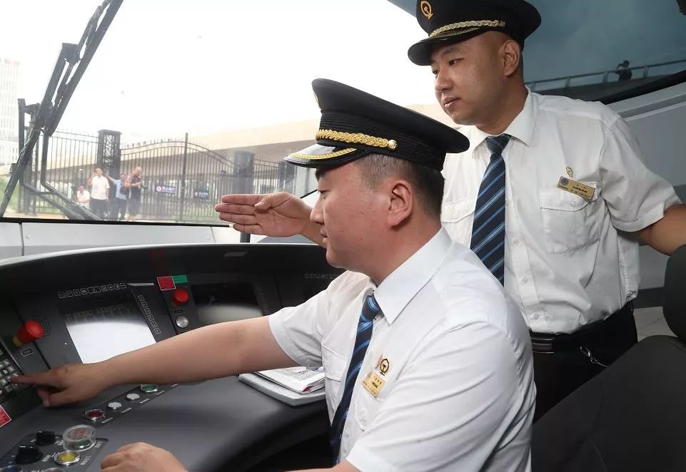 天津首列直达香港高铁到了，看煎饼馃子如何牵手鱼蛋粉