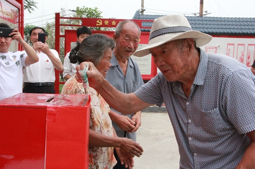 村民为重病捐款求助,村里为身患重病的人捐款名单