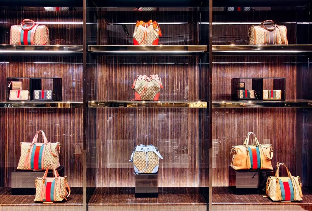 275万的百达翡丽戴手上，包装盒藏行李箱，游客“智闯”海关，结果…