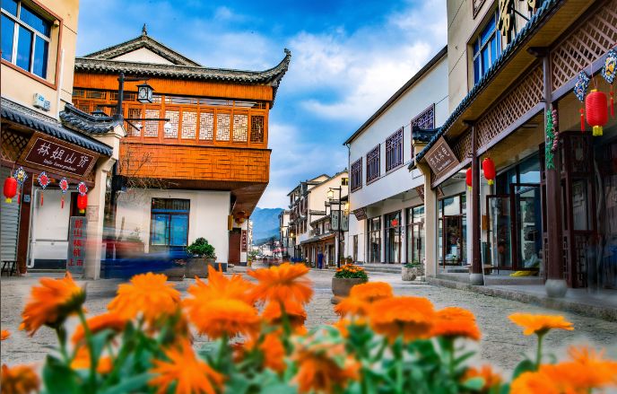 可以大快朵颐的野生溪鱼,矿物质养生的古温泉!杭州这个村还美成一幅画…