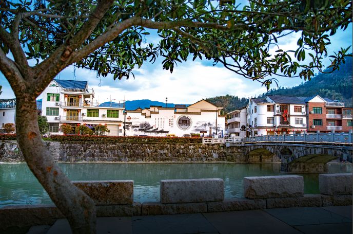 可以大快朵颐的野生溪鱼,矿物质养生的古温泉!杭州这个村还美成一幅画…