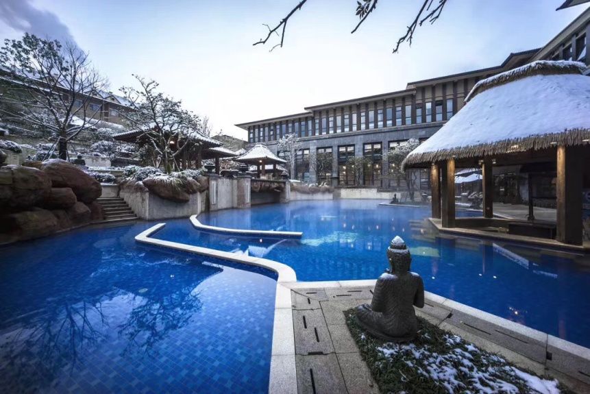 可以大快朵颐的野生溪鱼,矿物质养生的古温泉!杭州这个村还美成一幅画…