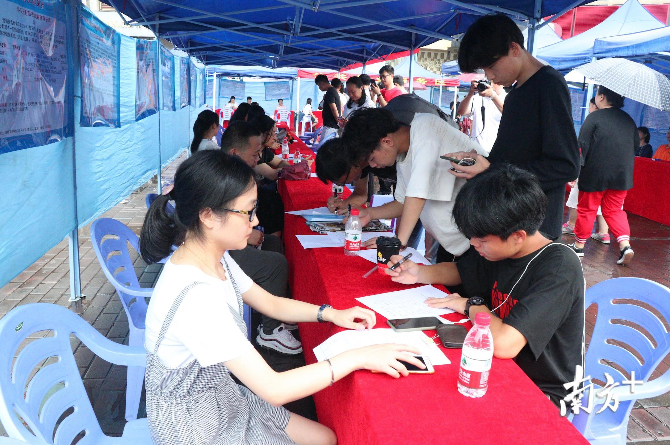 高新区举办高校毕业生专场招聘会,大朗高新产业园招聘