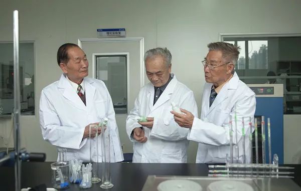 头皮发痒爱出油是什么引起的,头皮出油严重痒是什么原因引起的