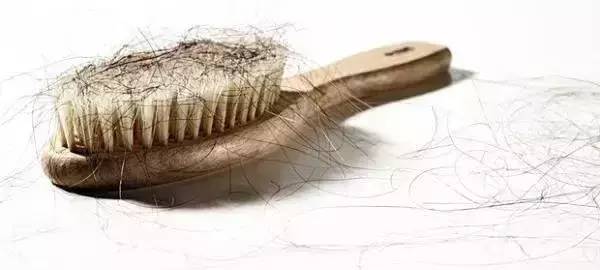 头皮发痒爱出油是什么引起的,头皮出油严重痒是什么原因引起的