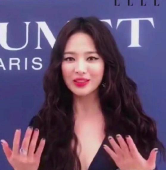 宋慧乔离婚后出席活动只化烟熏妆,38岁宋慧乔晒照紫绒裙曼妙