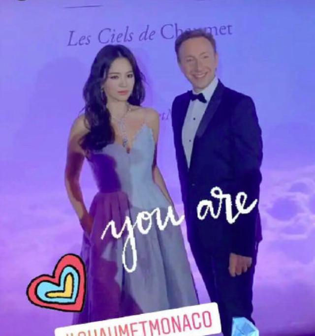 宋慧乔离婚后出席活动只化烟熏妆,38岁宋慧乔晒照紫绒裙曼妙