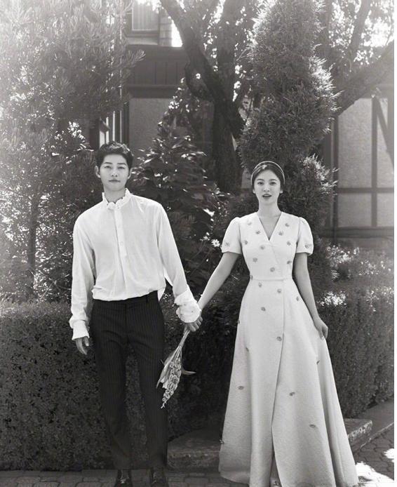 宋慧乔离婚后出席活动只化烟熏妆,38岁宋慧乔晒照紫绒裙曼妙