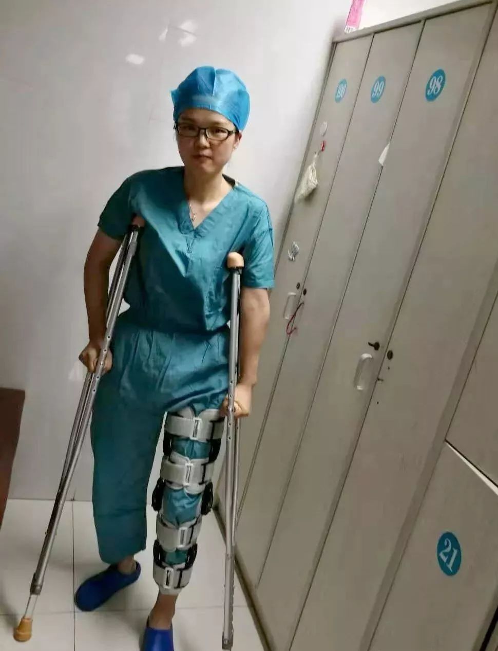刷屏了！六安市人民医院这张“拄拐照”背后的故事令人心酸…