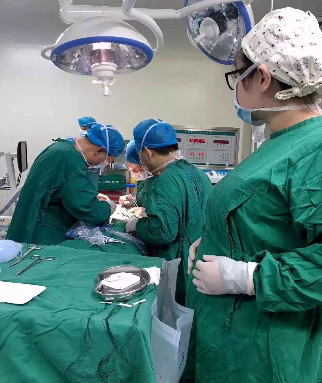 刷屏了！六安市人民医院这张“拄拐照”背后的故事令人心酸…