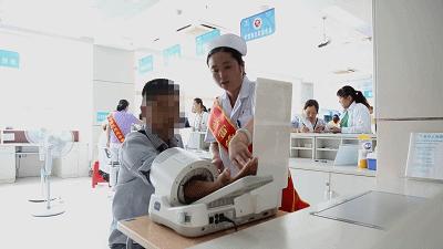 刷屏了！六安市人民医院这张“拄拐照”背后的故事令人心酸…