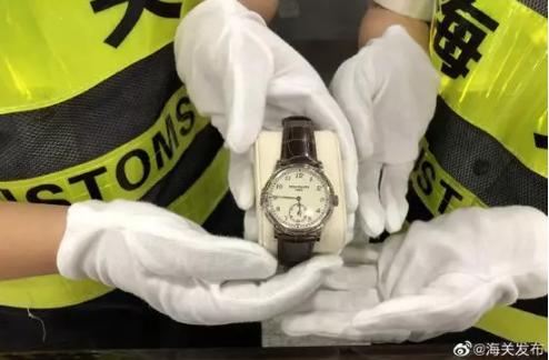 275万的百达翡丽戴手上，包装盒藏行李箱，游客“智闯”海关，结果……