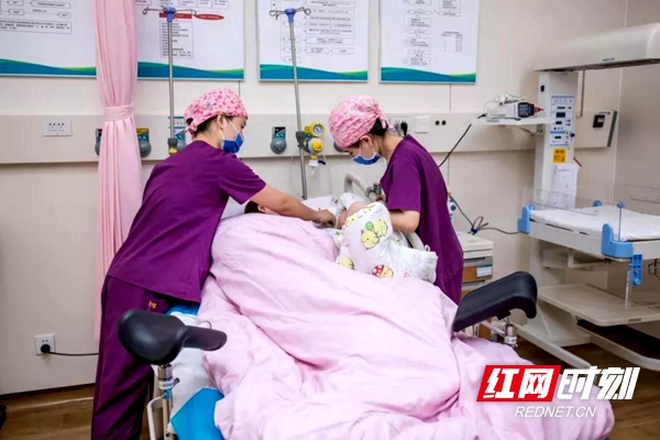 助产士跪地20分钟完成生命托举,最美护士跪地人工呼吸救人事迹