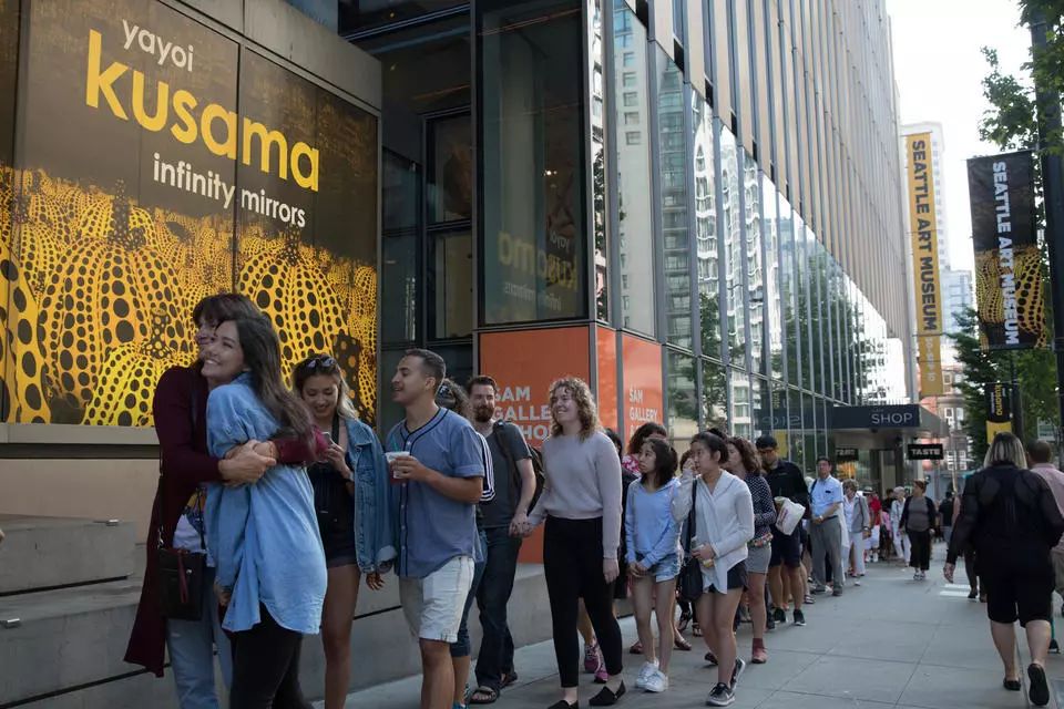 带着自拍杆看展，我们看的是展品还是镜头中的自己？