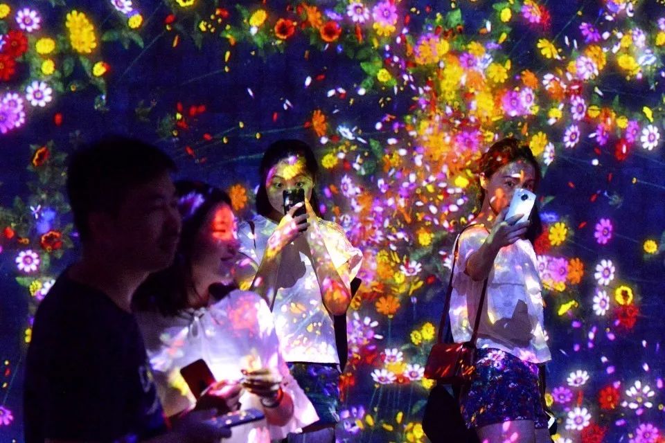 带着自拍杆看展，我们看的是展品还是镜头中的自己？