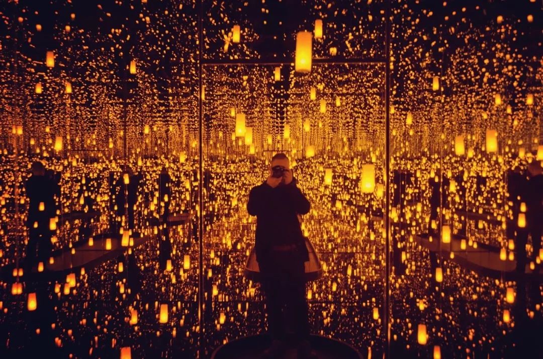 带着自拍杆看展，我们看的是展品还是镜头中的自己？