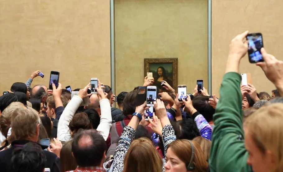 带着自拍杆看展，我们看的是展品还是镜头中的自己？