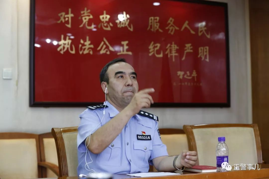 维吾尔族大叔：我在北京当警察！