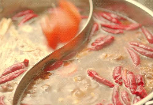 辣椒油弄到白色衣服上怎么去除,衣服滴上辣椒油酱汁怎么办