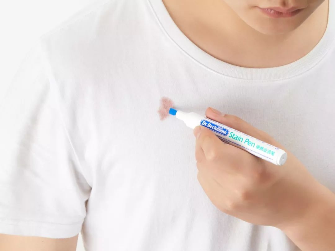 辣椒油弄到白色衣服上怎么去除,衣服滴上辣椒油酱汁怎么办