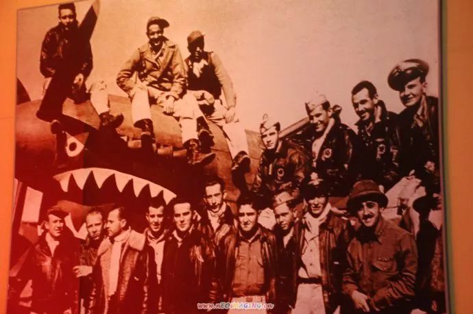 这帮美国人的工资是中国同行的20倍，竟公然索要“性贿赂”！中国还欠了一个天大人情？