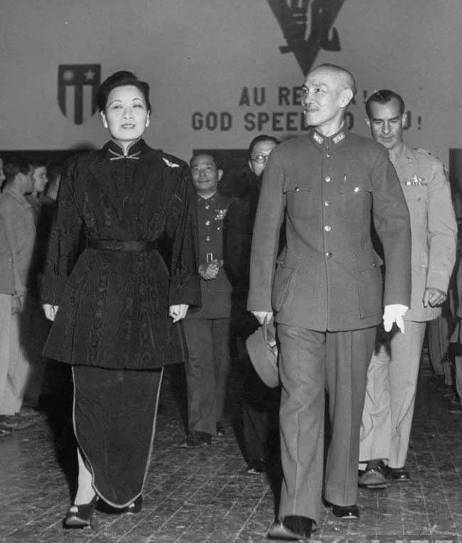 这帮美国人的工资是中国同行的20倍，竟公然索要“性贿赂”！中国还欠了一个天大人情？